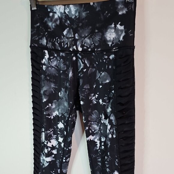 Lululemon Athletica Size 4 Black and White Cropped Leggings for Athleisure - Picture 2 of 10